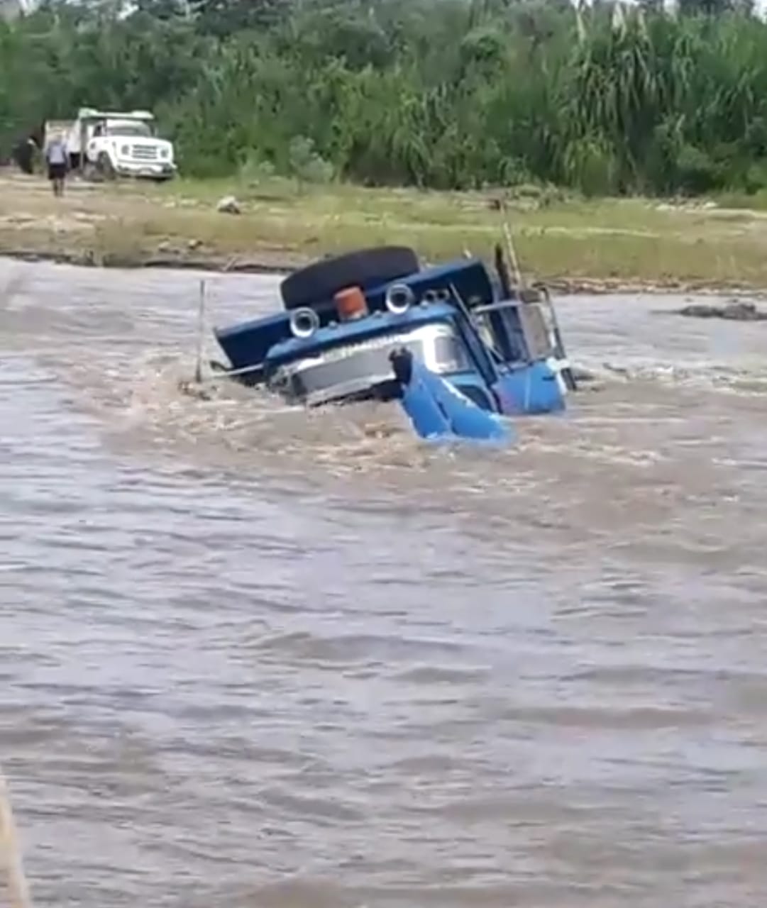 Video: Volquetero se salvó de morir en cercanías a Campoalegre 1