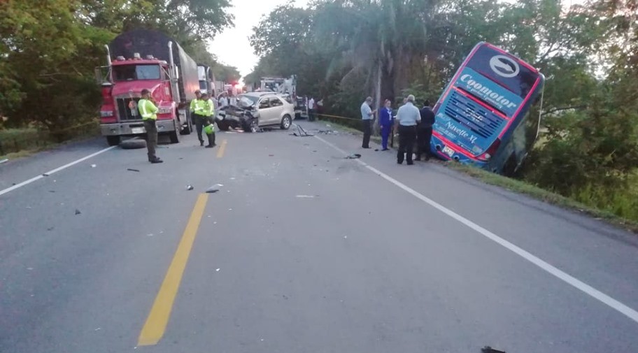 Trágico accidente de tránsito la madrugada de este miércoles en la vía Neiva - Bogotá 4