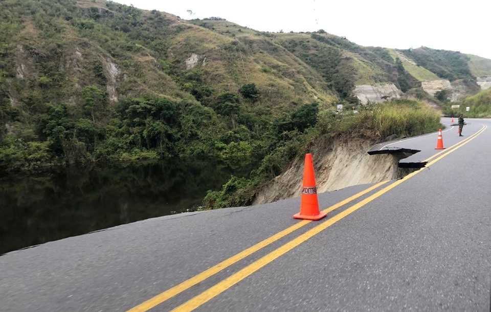 Reportan severo daño vial entre Garzón y Gigante por pérdida de la banca 3