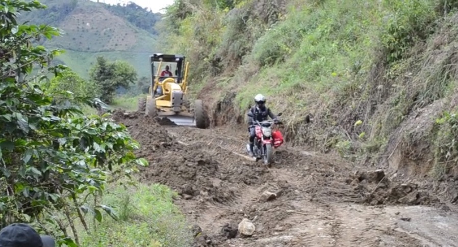 Intensas labores de recuperación y mantenimiento vial en Saladoblanco 1