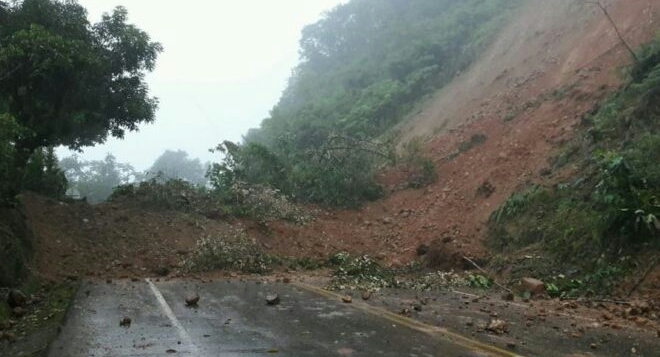 Por intensas lluvias, la vía entre Suaza y Florencia quedó taponada 1