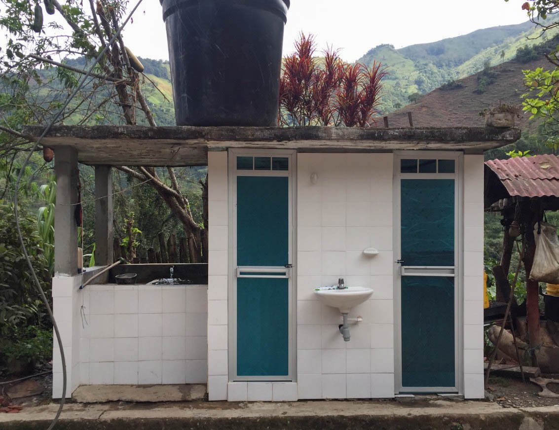 Obras de saneamiento básico en comunidades rurales de Baraya 3