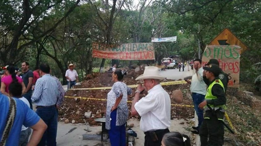 Protesta en Palermo, habitantes taponaron la vía de ingreso 1