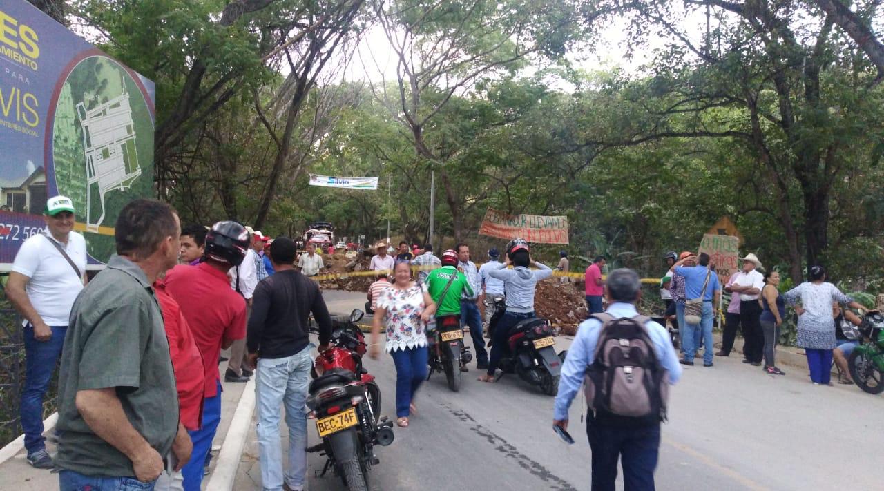 Protesta en Palermo, habitantes taponaron la vía de ingreso 5