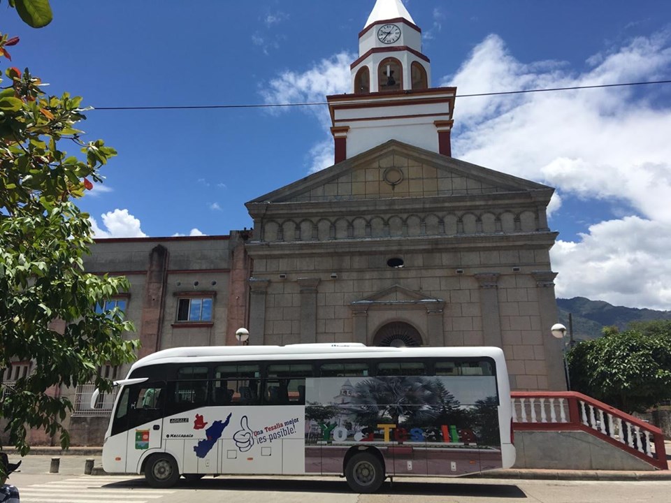 Bus para transporte escolar fue entregado a la comunidad de Tesalia 1