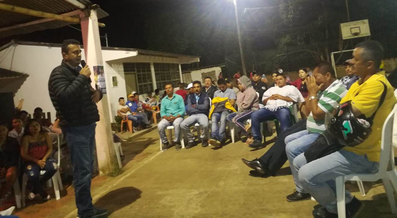 Froilán Hernando Cabrera Campo recibe masivos apoyos en Suaza 1