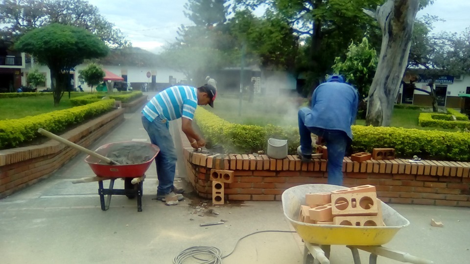 Obras de remodelación estructural en el parque principal de Tarqui 3