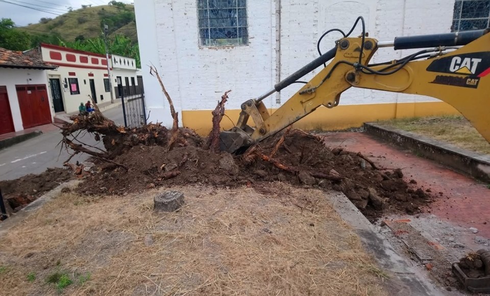 Obras de remodelación estructural en el parque principal de Tarqui 4