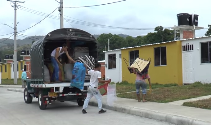 Cien familias vulnerables de Gigante recibieron casas gratis 1