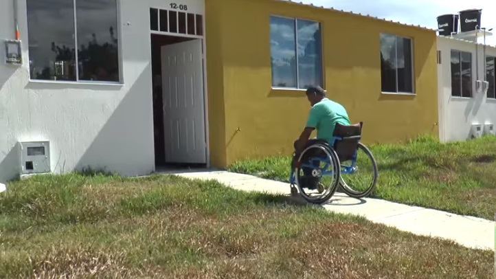 Cien familias vulnerables de Gigante recibieron casas gratis 4