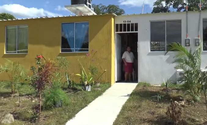 Cien familias vulnerables de Gigante recibieron casas gratis 3