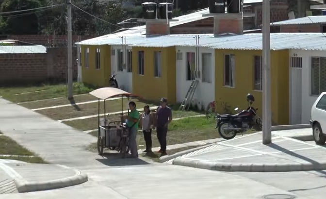 Cien familias vulnerables de Gigante recibieron casas gratis 5
