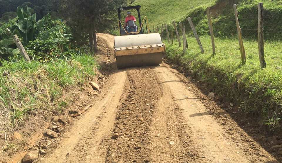 Comunidades de Garzón satisfechas por labores de mantenimiento vial 3