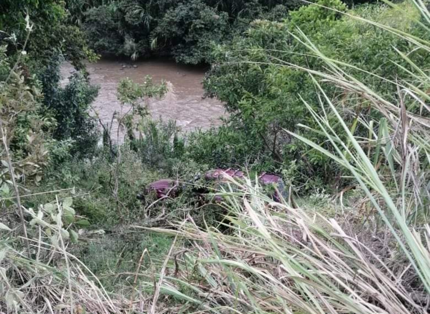 Tres personas se salvaron de caer al río Suaza en la vía Acevedo - Pitalito 3