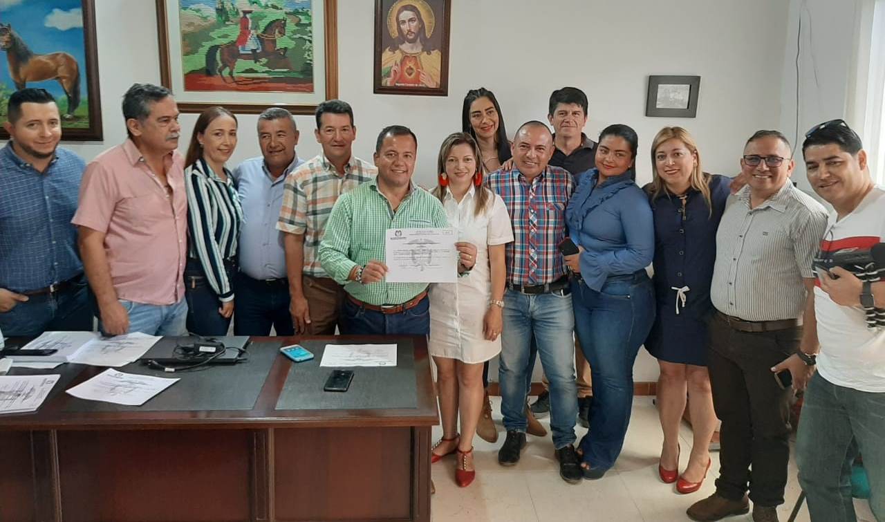 Edgar Muñoz Torres recibió su credencial como el nuevo alcalde de Pitalito 2