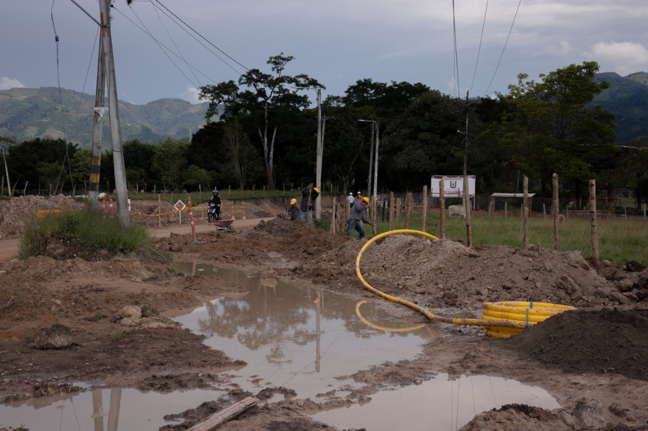 Supervisan obras de pavimentación de la vía hacia la Usco en Pitalito 2