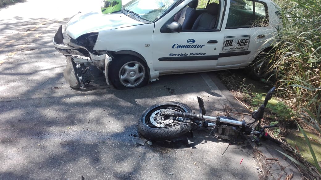 Aparatoso accidente en la vía Altamira-Timaná, dejó dos heridos 1