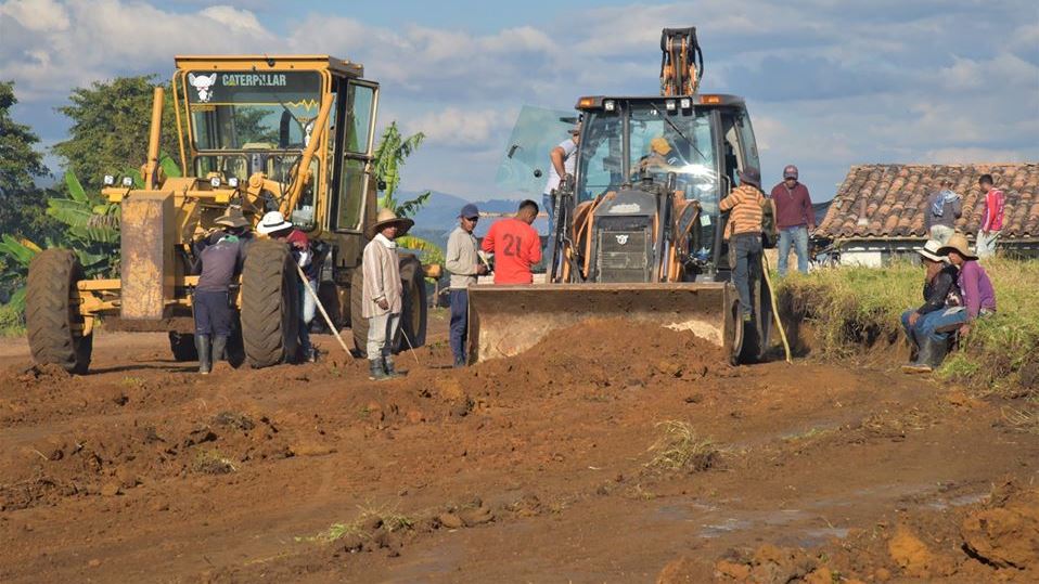 Inició construcción de cancha deportiva para cinco veredas de Isnos 3