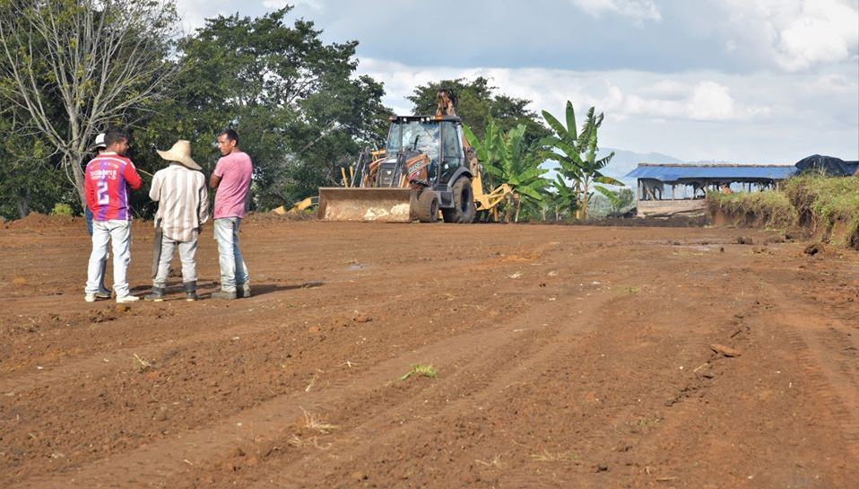 Inició construcción de cancha deportiva para cinco veredas de Isnos 4