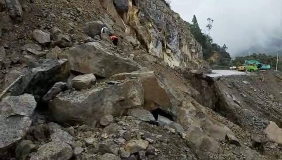 Inmenso deslizamiento taponó la vía entre La Plata y Popayán 1