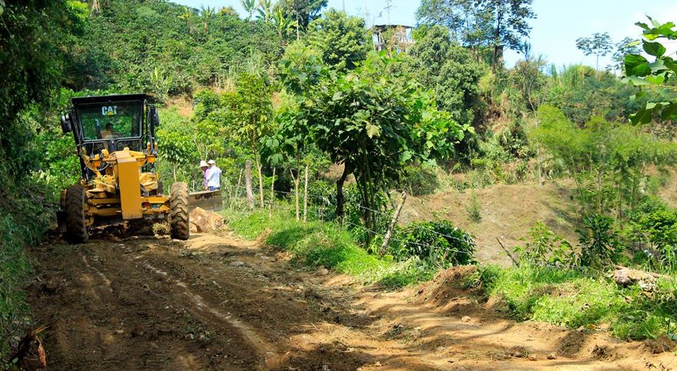 Con minga comunitaria, inició programa de mantenimiento vial en Suaza 1