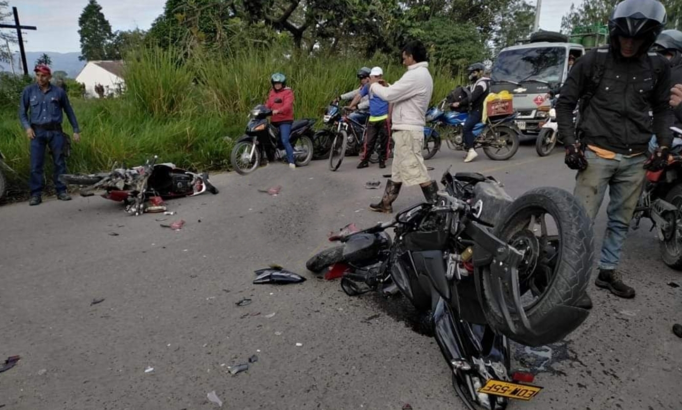 Motociclistas colisionaron aparatosamente en Pitalito 1