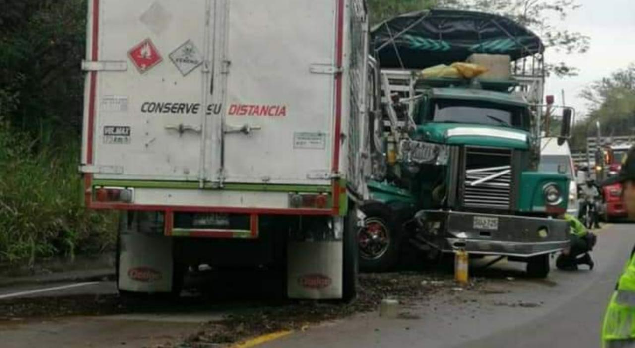 Aparatosa colisión de vehículos de carga se registró entre Garzón y Altamira 1