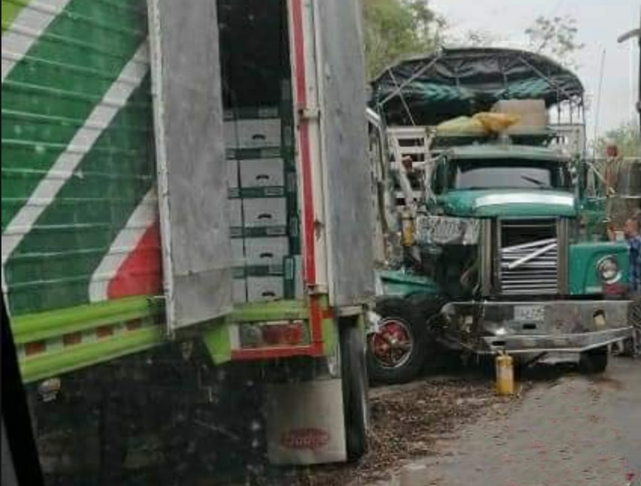 Aparatosa colisión de vehículos de carga se registró entre Garzón y Altamira 2