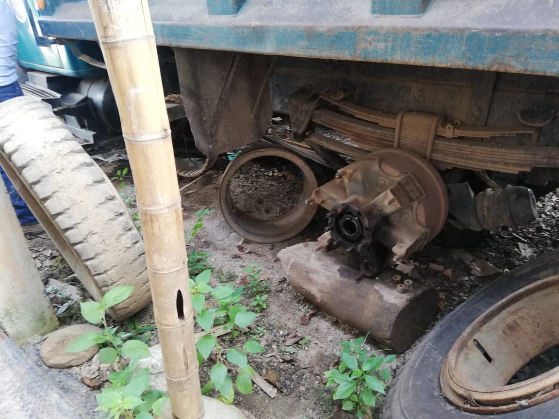 Precario estado de la maquinaria, complica la reparación de vías en Timaná 5