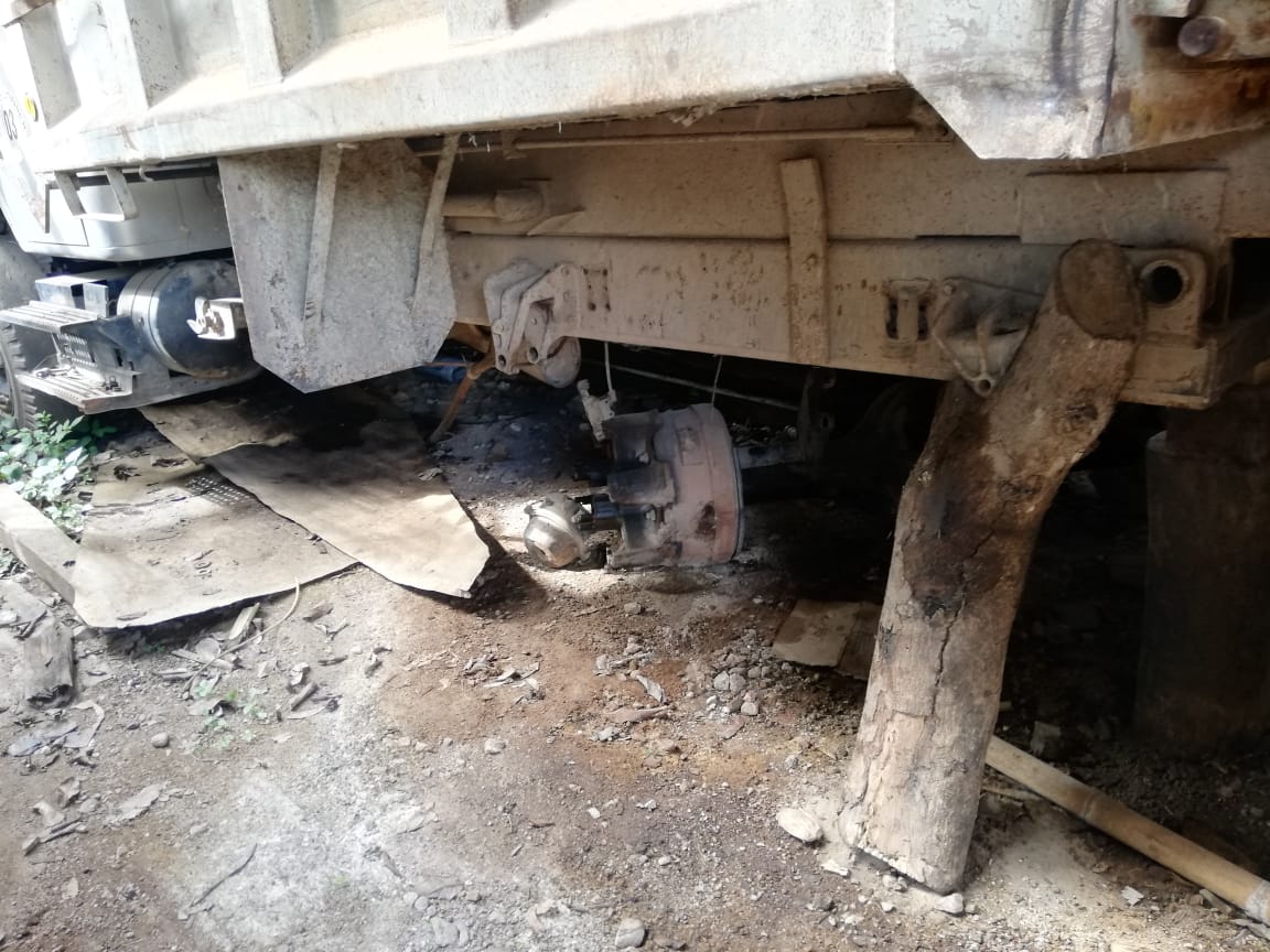 Precario estado de la maquinaria, complica la reparación de vías en Timaná 3