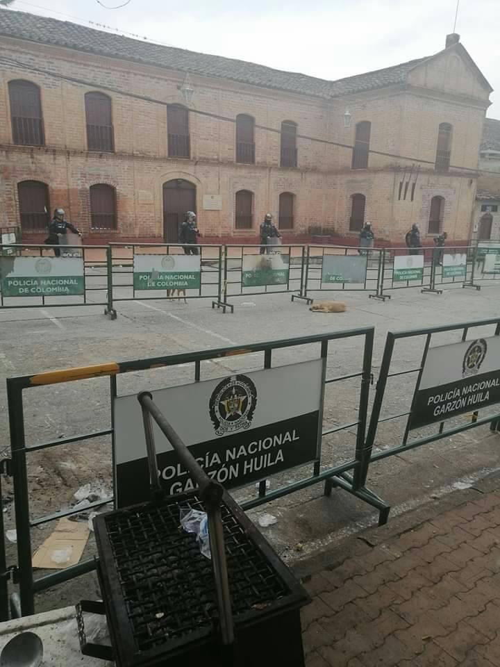 Doce lesionados deja choque entre el ESMAD y manifestantes en El Agrado 2