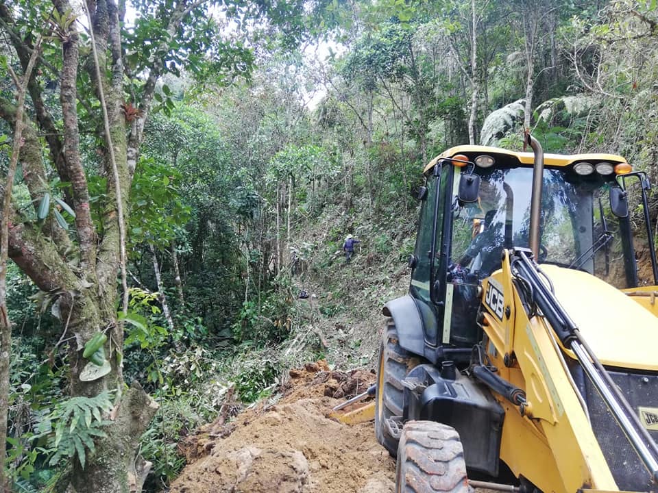 Frenan apertura ilegal de una carretera en Timaná 3