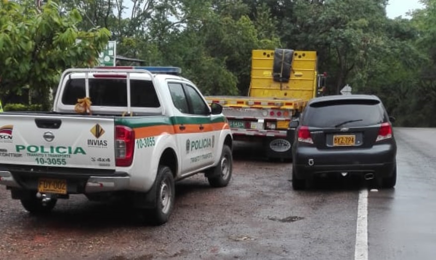 Reportan aparatosa colisión vehicular en la vía Altamira - Timaná 1