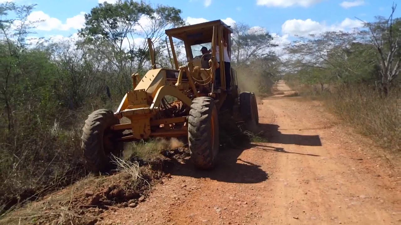 Continúan labores de mantenimiento vial rural en Tesalia 1