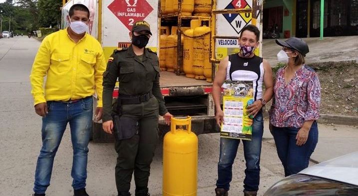 En La Plata, donaron cilindros de gas a varias familias vulnerables 1