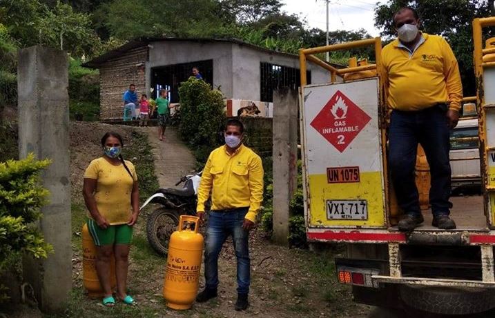En La Plata, donaron cilindros de gas a varias familias vulnerables 2