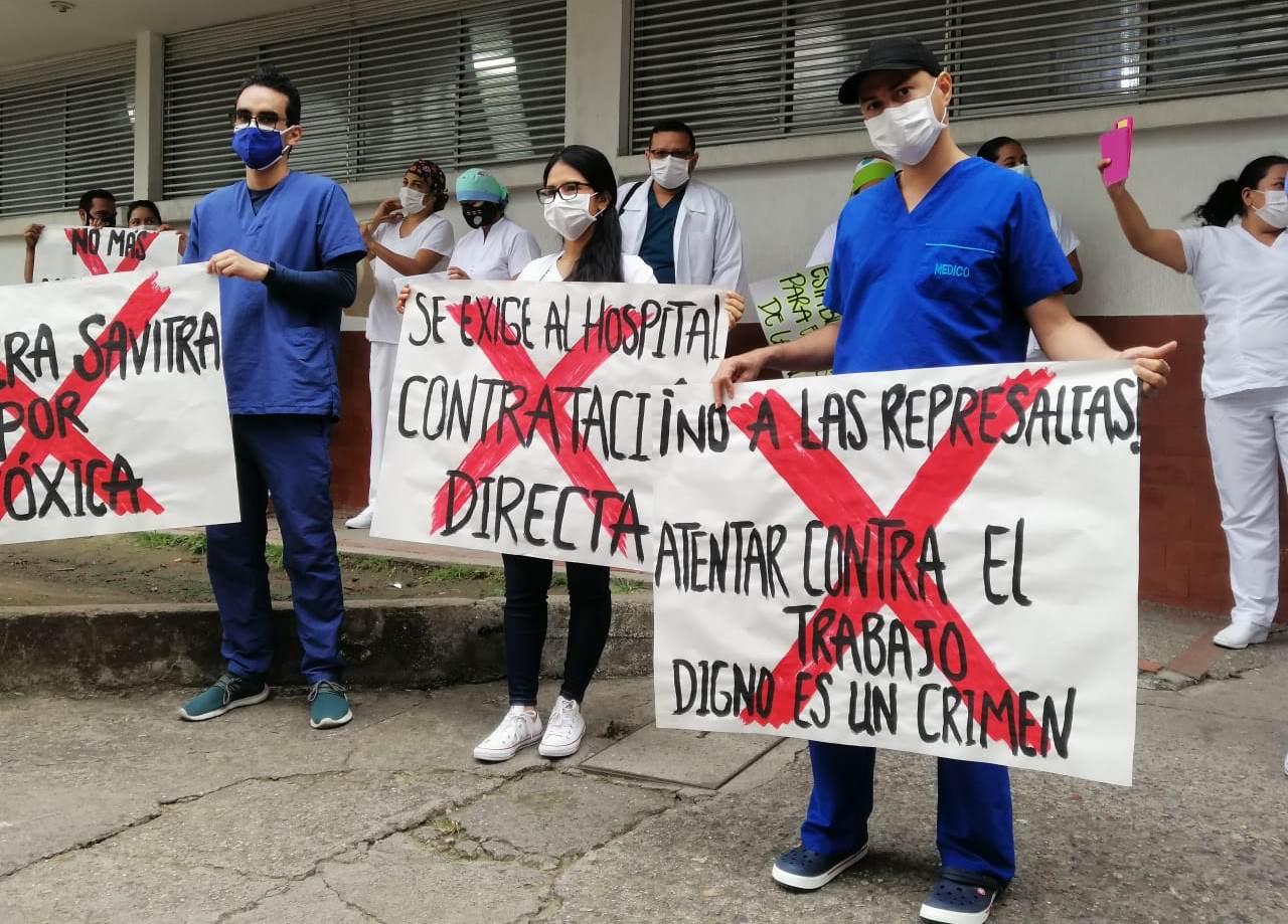 Trabajadores de la salud en Garzón protestan por despidos de sus compañeros 3