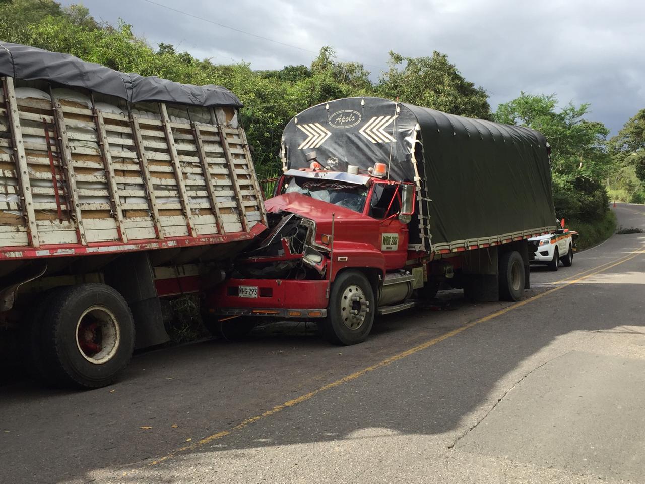 Fuerte accidente en la vía Garzón - Altamira 1