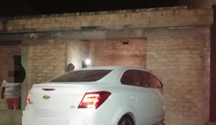 Conductor gravemente herido al colisionar contra una vivienda 1