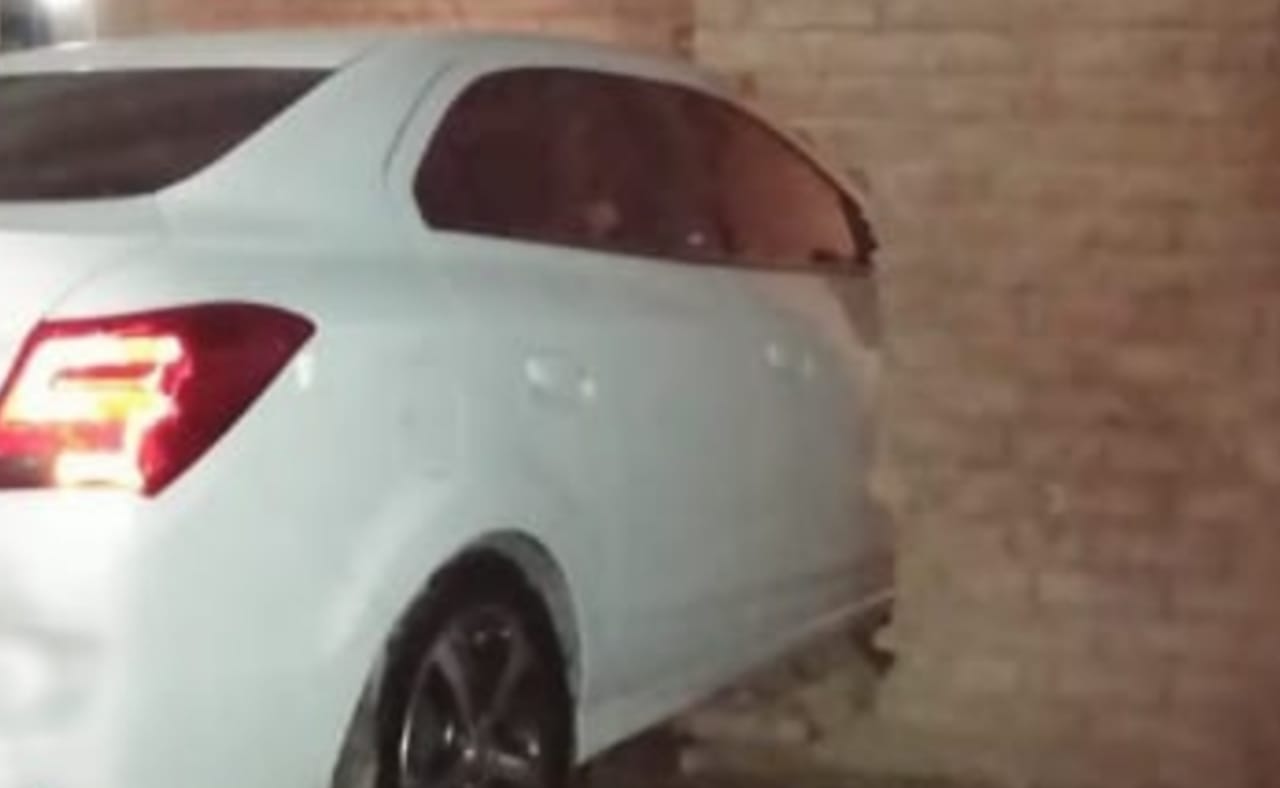 Conductor gravemente herido al colisionar contra una vivienda 3