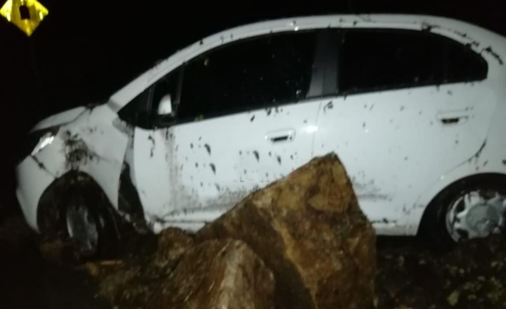 Deslizamientos y palizada generaron emergencia en la vía Suaza – Florencia 3