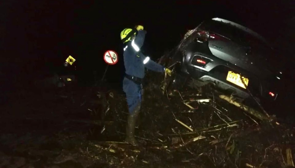 Deslizamientos y palizada generaron emergencia en la vía Suaza – Florencia 2