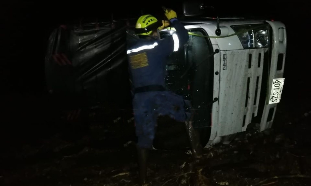 Deslizamientos y palizada generaron emergencia en la vía Suaza – Florencia 1