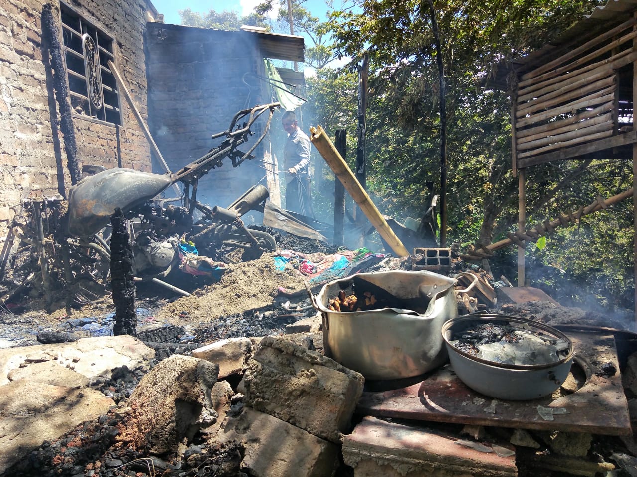 Familia que lo perdió todo en un incendio en Pitalito, clama ayuda de la comunidad 1