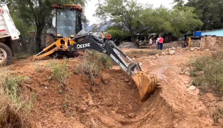 Avanzan labores de recuperación vial en el municipio de Colombia 1
