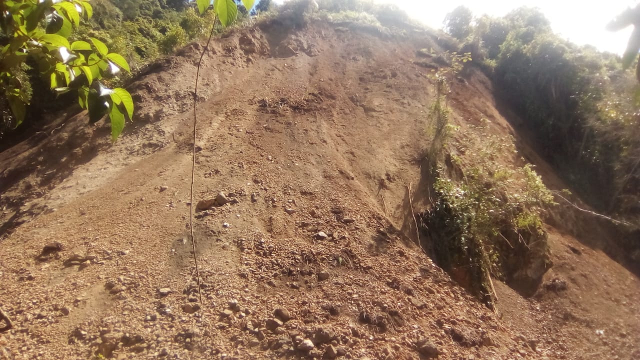 Deslizamiento sobre la fuente abastecedora, mantiene sin suministro de agua a Tarqui 2