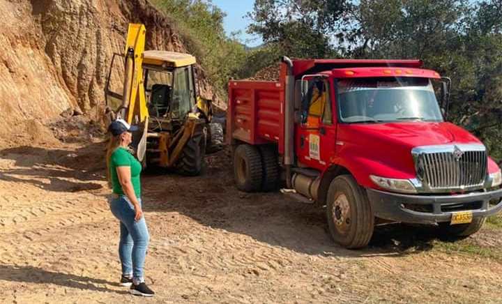 Maquinaria vial recuperó carretera veredal en Tarqui 1
