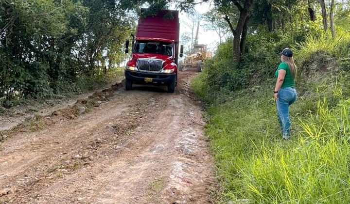 Maquinaria vial recuperó carretera veredal en Tarqui 2