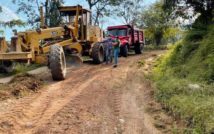 Maquinaria vial recuperó carretera veredal en Tarqui 3