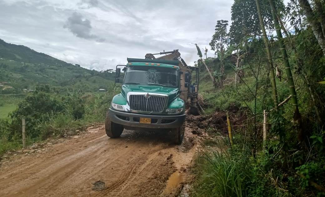 Maquinaria del municipio recuperó importante vía rural en Acevedo 1